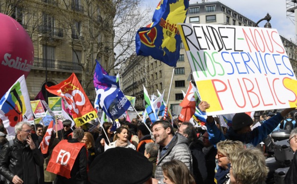 Fonctionnaires: la réforme en Conseil des ministres, des agents dans la rue
