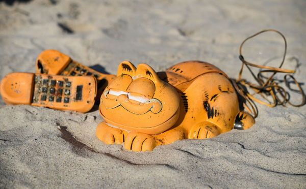 Le mystère de l'échouage de téléphones Garfield sur les plages bretonnes enfin levé