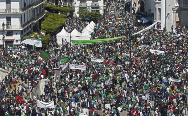 Les Algériens dans la rue après un appel au départ du président par ses fidèles