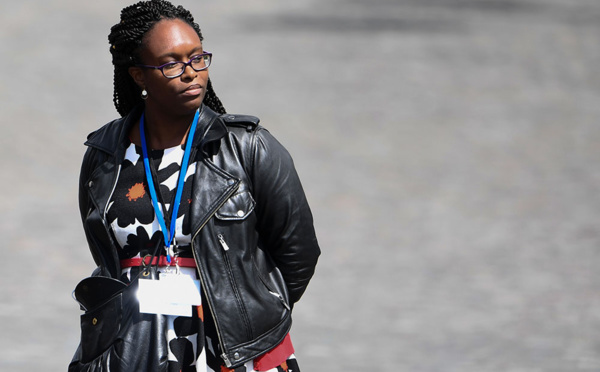 Macron resserre les rangs autour de lui, le gouvernement de nouveau au complet