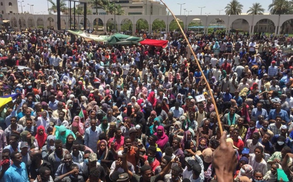 Soudan: l'armée déploie des troupes devant son QG, les manifestants déterminés