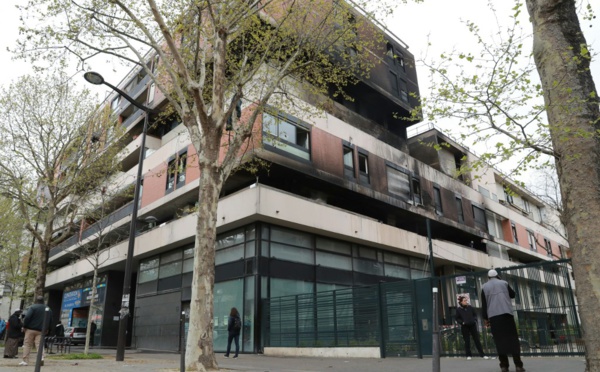 Paris: un violent incendie détruit en partie un immeuble sans faire de victimes