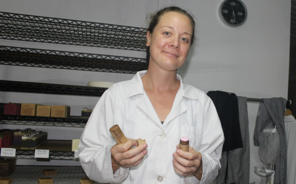 Kimberley Cowan, fabricante de crème solaire et de wax de surf made in fenua