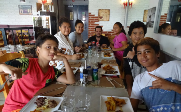 Des jeunes Polynésiens découvrent le quotidien d'un restaurateur