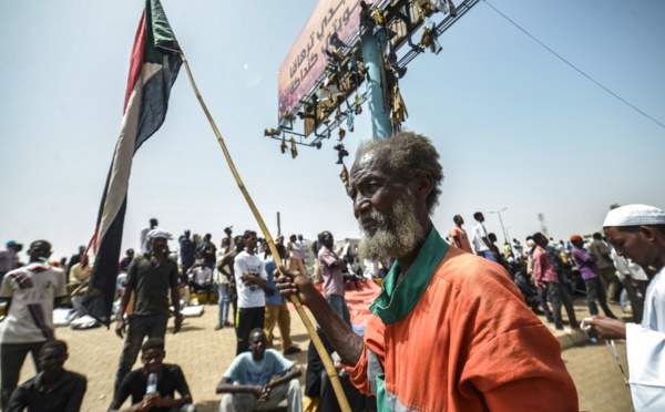 Au Soudan, la rue se mobilise après le putsch, les généraux promettent le dialogue