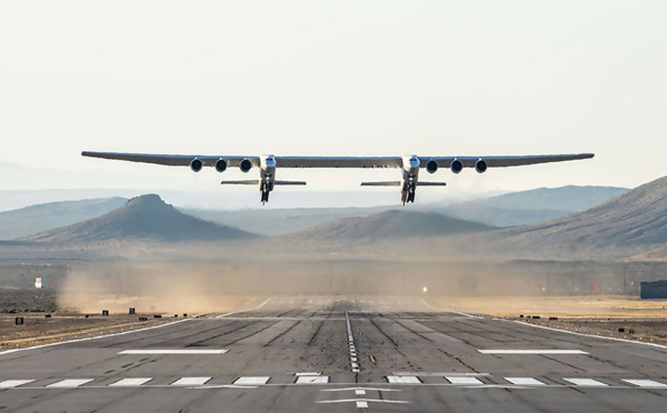 Premier vol aux Etats-Unis du Stratolaunch, le plus grand avion du monde