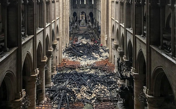 Notre Dame de Paris, défigurée mais encore debout, sera "rebâtie" promet Macron