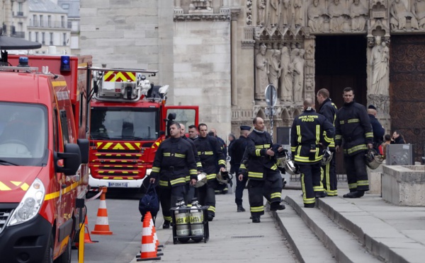 Notre-Dame: les théoriciens du complot s'enflamment