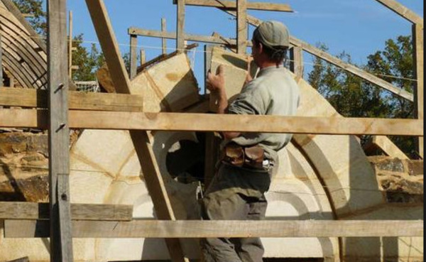 Notre-Dame: manque de tailleurs de pierre et charpentiers pour la reconstruction (Compagnons du devoir)