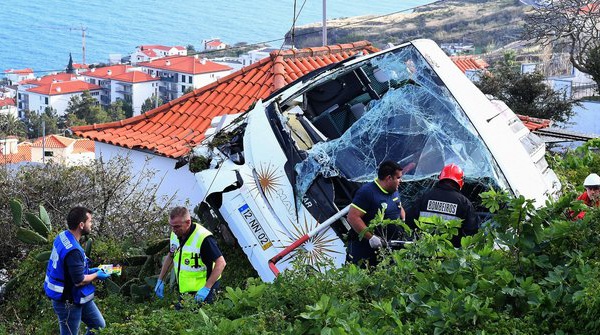 Interrogations après l'accident de car ayant tué 29 Allemands à Madère