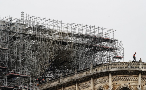 Début des travaux de bâchage de Notre-Dame de Paris