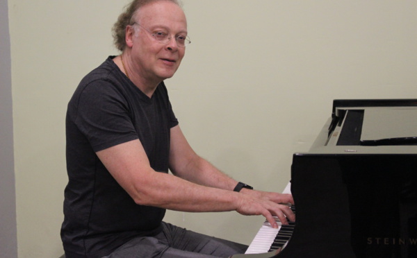 Le pianiste Érik Berchot rend hommage aux "grands hommes de sa vie"