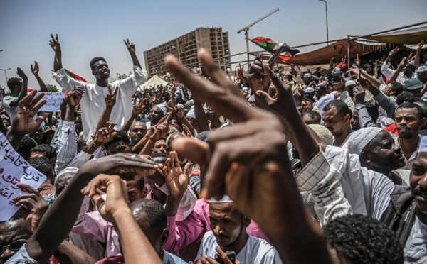 Soudan: une foule immense déferle à Khartoum pour réclamer un pouvoir civil