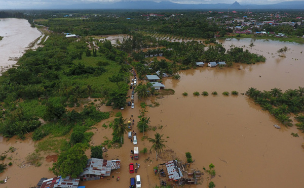 Indonésie: au moins 17 morts, des milliers de déplacés par des inondations