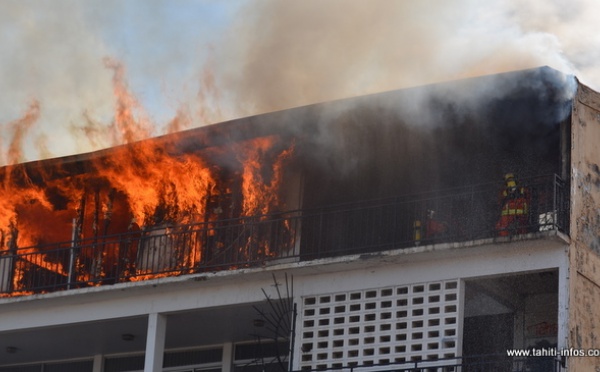Violent incendie au pont de l'Est VIDEO