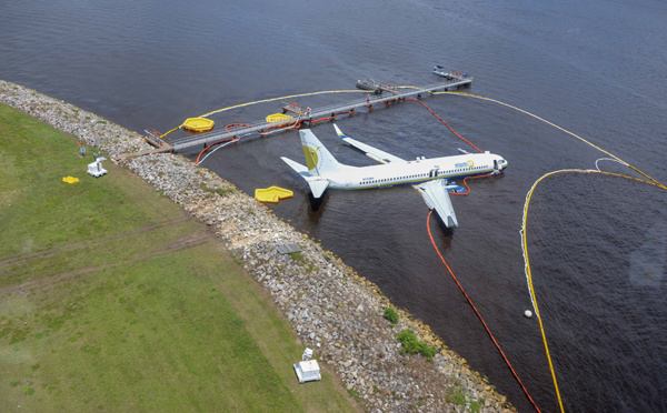 Un Boeing 737 finit son atterrissage dans un fleuve en Floride