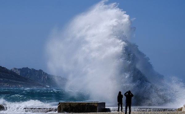 Des rafales "inédites" balayent le Sud-Est, une touriste allemande emportée par les vagues
