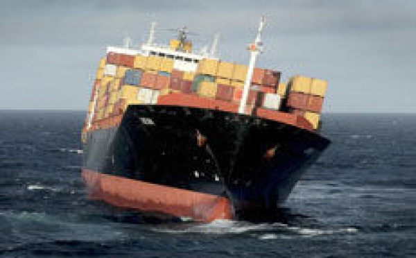 NZélande/cargo échoué: le capitaine arrêté, craintes de rupture de la coque