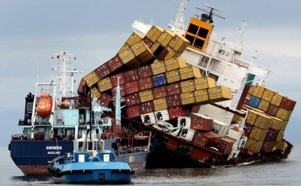 NZélande: une équipe à bord du cargo pour relancer le pompage des cuves