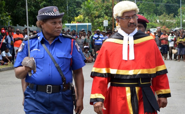"Foncez!": une policière de haut rang appelle les Papouasiennes au sursaut
