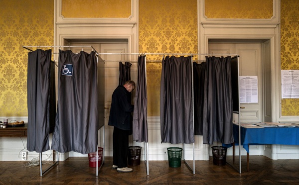 Européennes: 43,29% de participation à 17H00 en métropole: 8 points de plus qu'en 2014