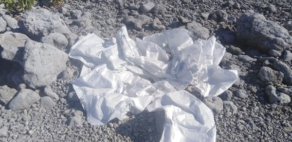 Des centaines de sacs plastiques sur le récif de Kauehi