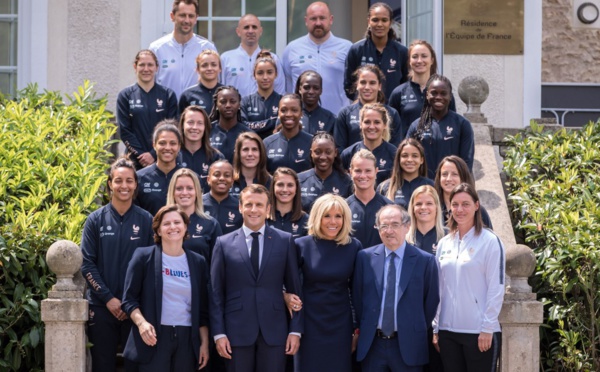"Jouer ensemble": Macron passe ses consignes aux Bleues
