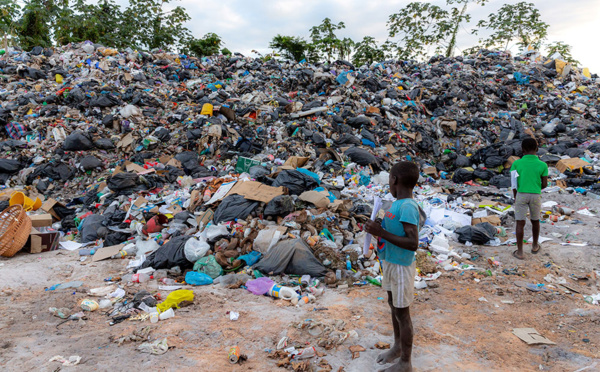 En Guyane, des décharges sauvages perdurent sur les rives du Maroni