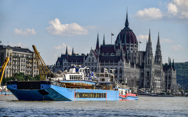 Hongrie: le bateau naufragé tiré de l'eau avec ses victimes
