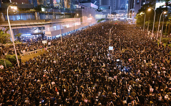 Hong Kong: nouvelle manifestation record, "excuses" de la cheffe de l'exécutif