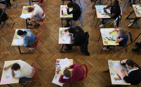 Lancement du bac avec la philo: la morale, Montaigne et des profs qui protestent devant les lycées