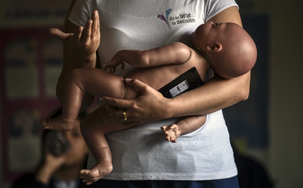 Des "bébés robots" pour décourager les grossesses précoces en Colombie