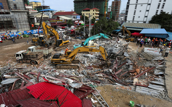 Immeuble effondré au Cambodge: au moins 28 morts, deux survivants miraculeusement retrouvés