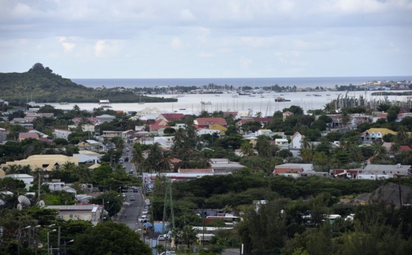 Un taxi-bus finit sa course dans l'eau : 5 jeunes sauvent deux touristes de la noyade