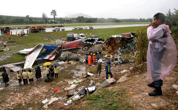 "Quand je me réveille, l'avion est en feu": au procès du crash de Phuket, le poignant récit d'un survivant