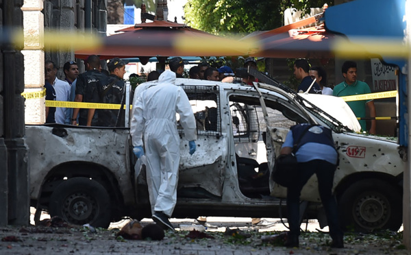 Le président tunisien hospitalisé dans un "état critique", double attentat à Tunis