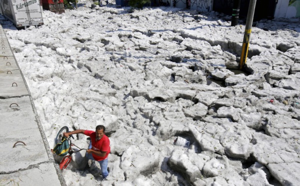 De la grêle dans les tropiques: Guadalajara tapissé de glace