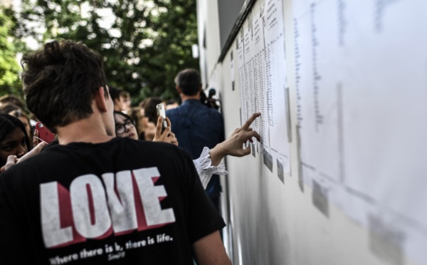 Euphoriques ou déçus, les candidats découvrent les résultats du bac, parfois provisoires