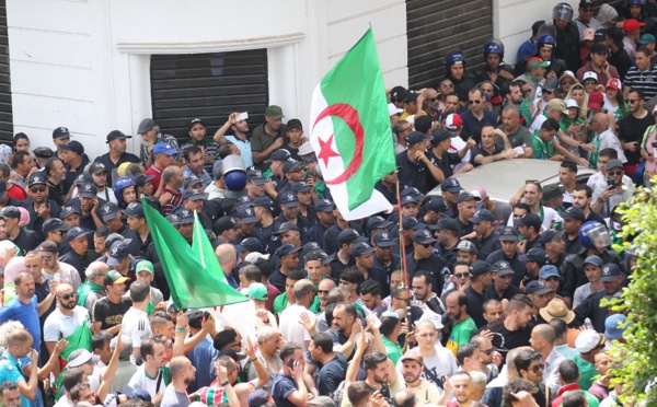 A Alger, les manifestants refusent massivement l'appel au dialogue du pouvoir