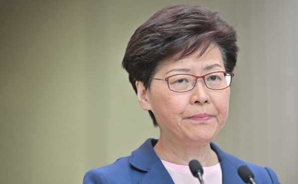 Hong Kong: l'exécutif annonce la "mort" du texte sur les extraditions, sans convaincre