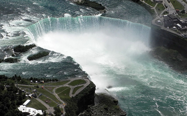 Un homme survit après s'être jeté dans les chutes du Niagara