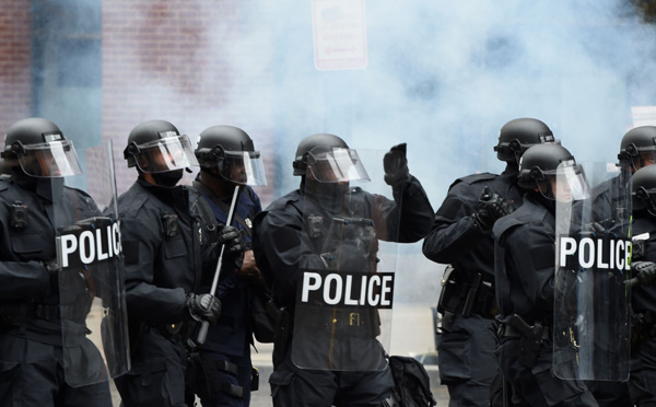 "Gilets jaunes": des policiers mis en cause dans des violences décorés par l'Intérieur