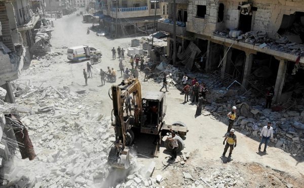 Syrie: 27 morts dans des raids russes sur un marché, Moscou dément