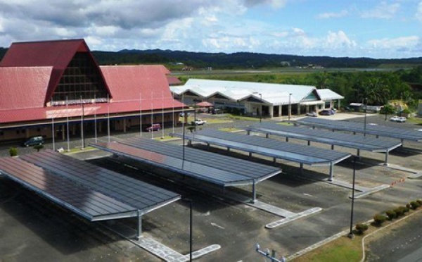 Palau équipe son aéroport d’un millier de panneaux photovoltaïques