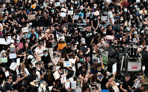 Hong Kong: manifestation à l'aéroport pour sensibiliser aux revendications démocratiques