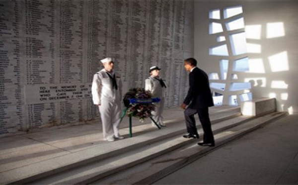 Obama se recueille devant un mémorial honorant les victimes de Pearl Harbor