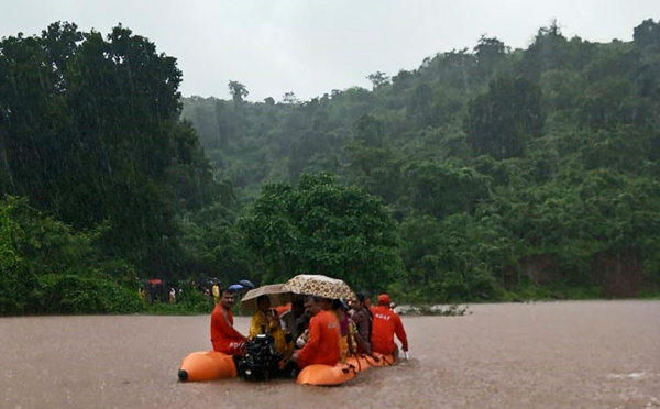 Inde: des hélicoptères au secours de centaines de passagers d'un train bloqué par la mousson
