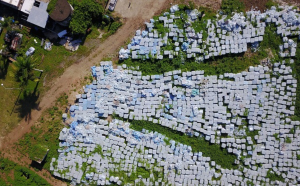 Porto Rico: des milliers de bouteilles d'eau d'aide d'urgence retrouvées dans un champ