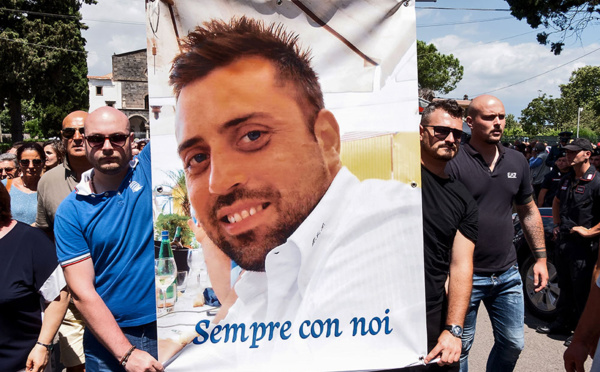 Carabinier tué en Italie: les suspects en larmes au commissariat
