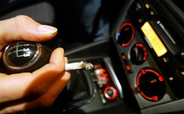 Feux de forêt: un maire interdit de fumer en voiture, une sénatrice veut le retour des cendriers